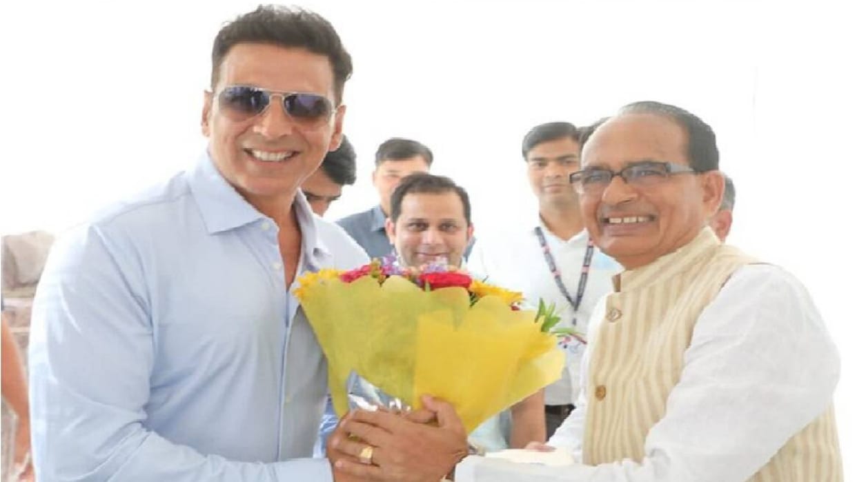 Madhya Pradesh: Akshay Kumar offers to help Anganwadi centers, Kumar Vishwas presented children's literature