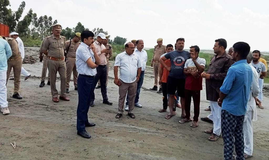 DM investigates illegal mining on Yamuna Ghat