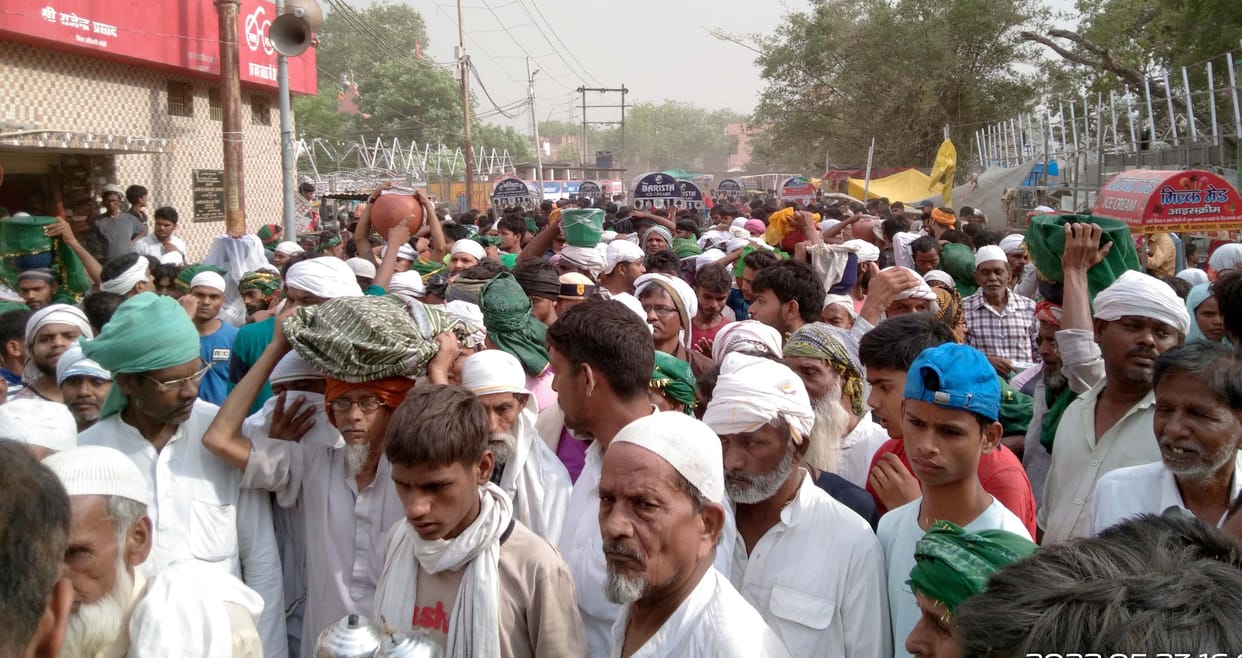 Devotees also gathered in the fair on the second day, the mazar's ghusl was done