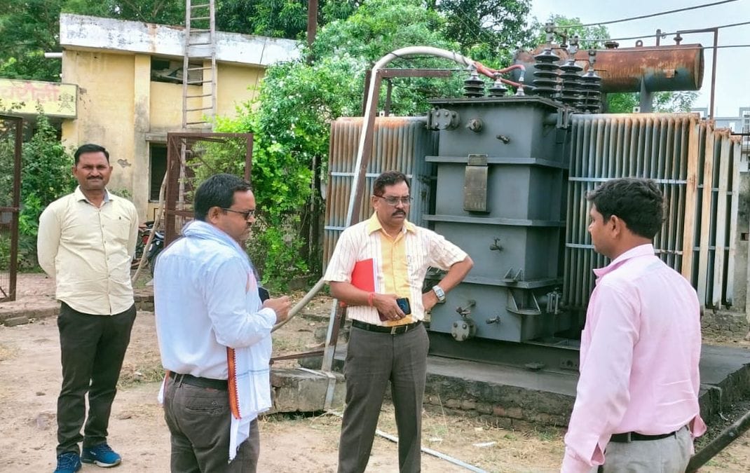 hardoi news,40 feeders broken, 50 poles fell, loss of lakhs