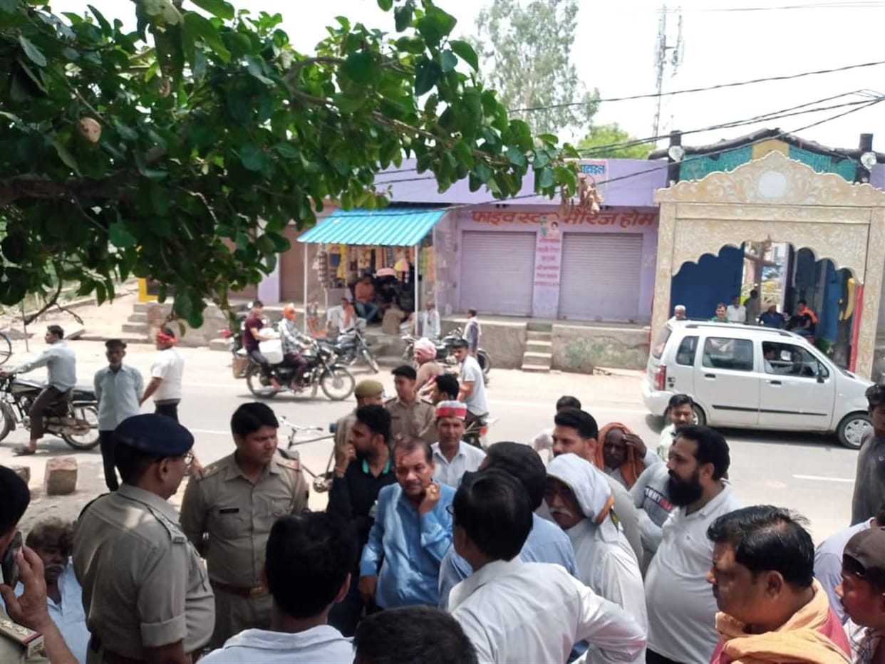 Hathras: Uproar over breaking the wall of Pathwari temple