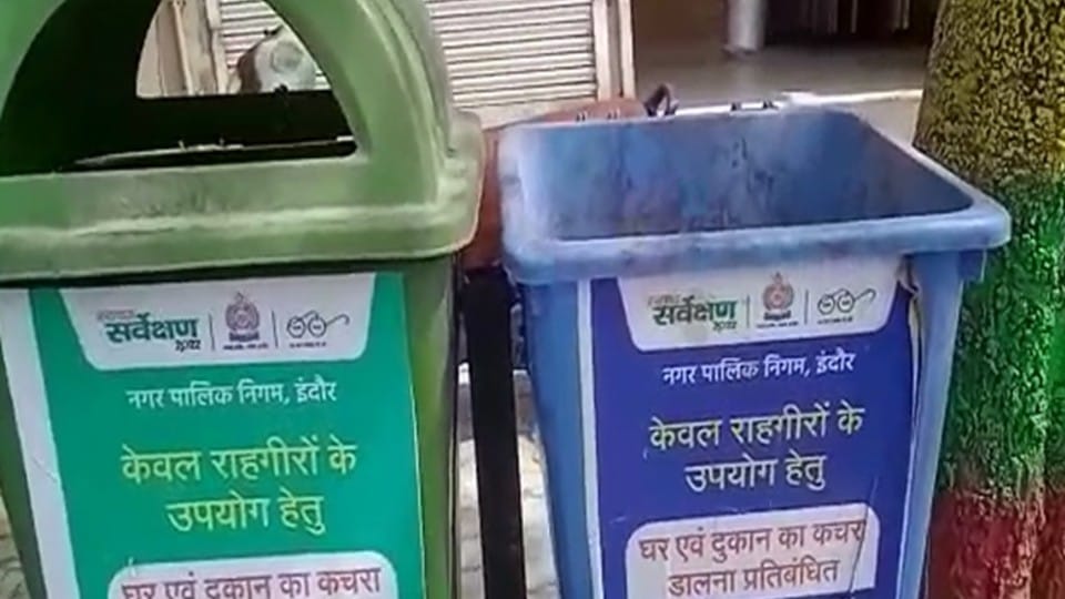 Indore News: Ruthless Mamta! Newborn children thrown in dustbin, were shocked to see the corporation workers arrived to pick up the garbage