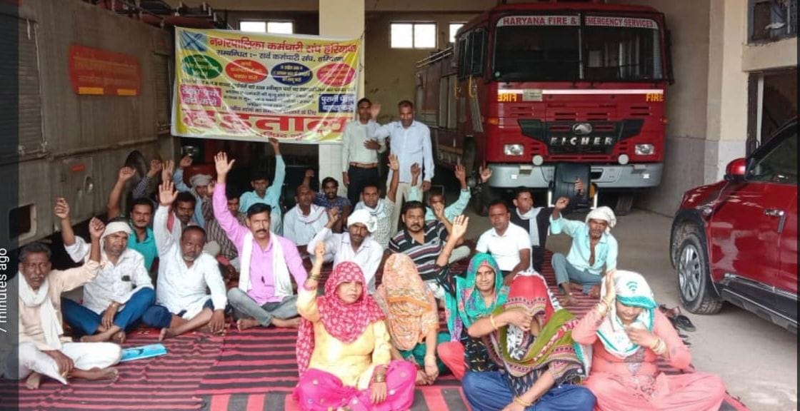 The fury of sanitation and fire brigade workers against the government, the protest continued at the district headquarters for the second day, warning of demonstration if the demands were not met