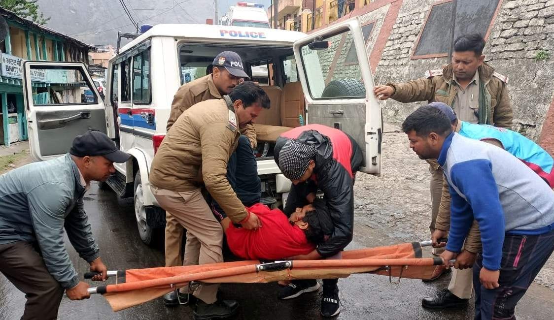Passenger injured due to stone falling on head, higher center refer