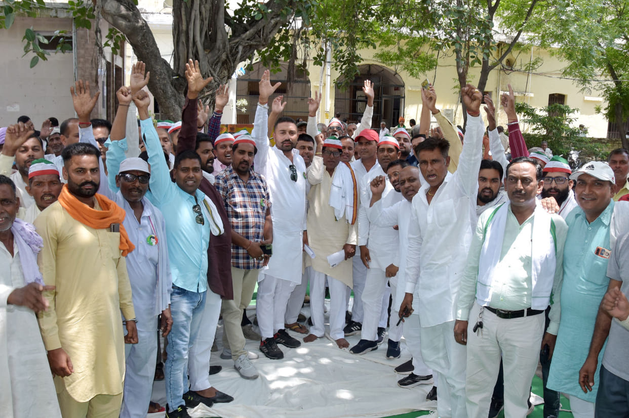 The workers of the National Farmer's Labor Organization demonstrated by shouting slogans
