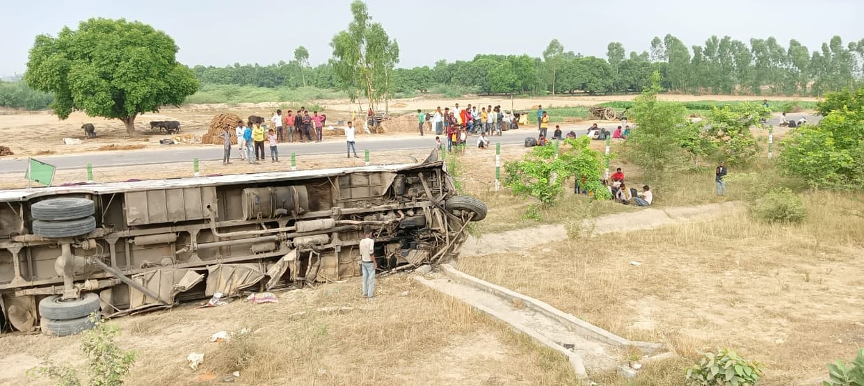 Big road accident in Unnao, bus overturned while breaking safety grill, one dead and seven injured