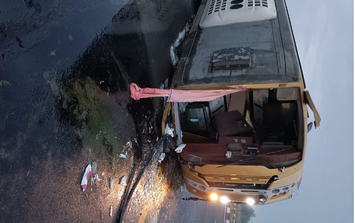 Bus overturned uncontrollably on the expressway in Etawah, 18 injured