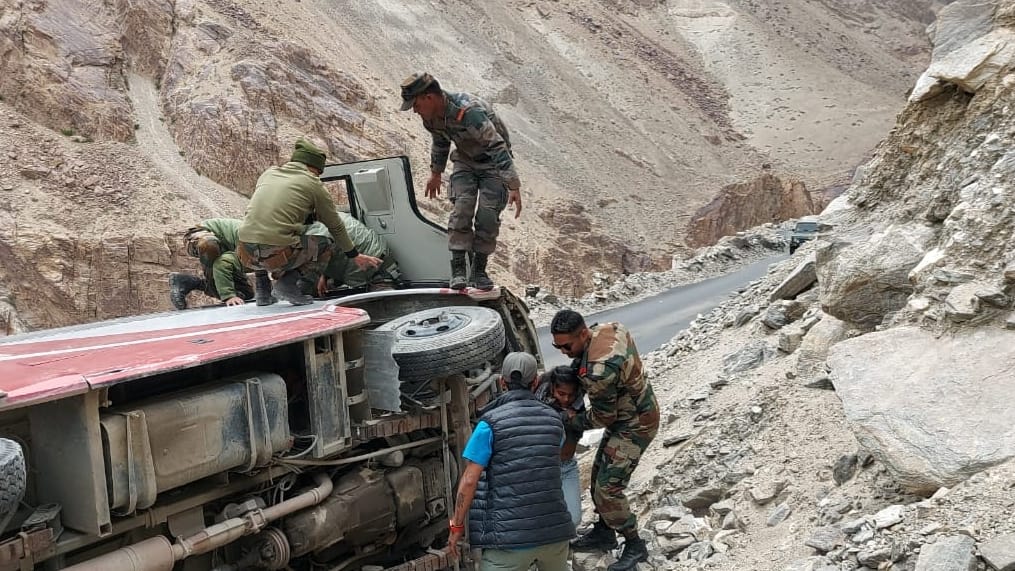 leh mini bus accident indian army soldiers evacuate & provide first aid to injured trapped inside overturned mini bus on Shyok-Durbuk road leh
