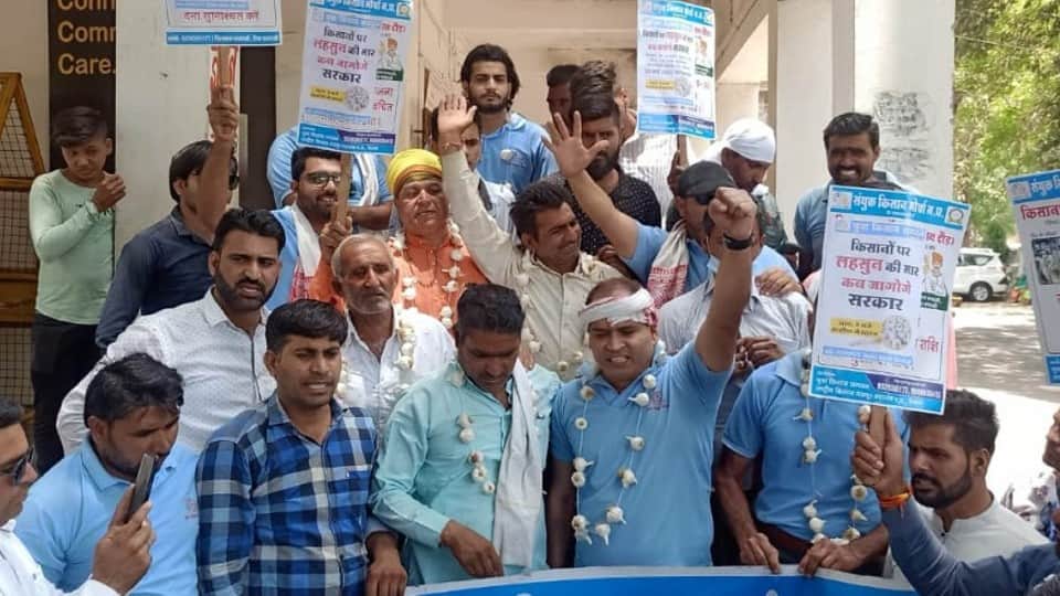Dewas News: Farmers reached collector's office after reaching the garland of garlic, warning the government and demanding a ban on imports