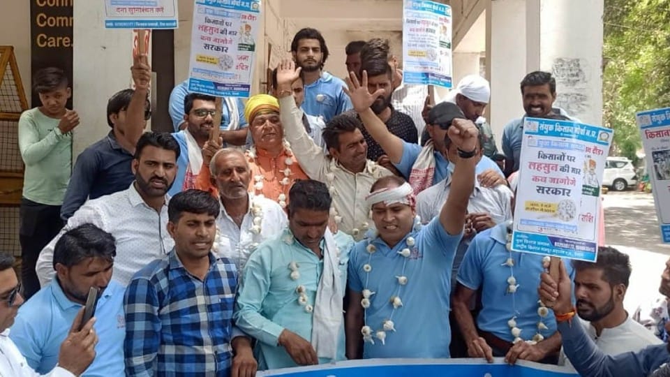 लहसुन की माला पहनकर कलेक्टोरेट पहुंचे किसान