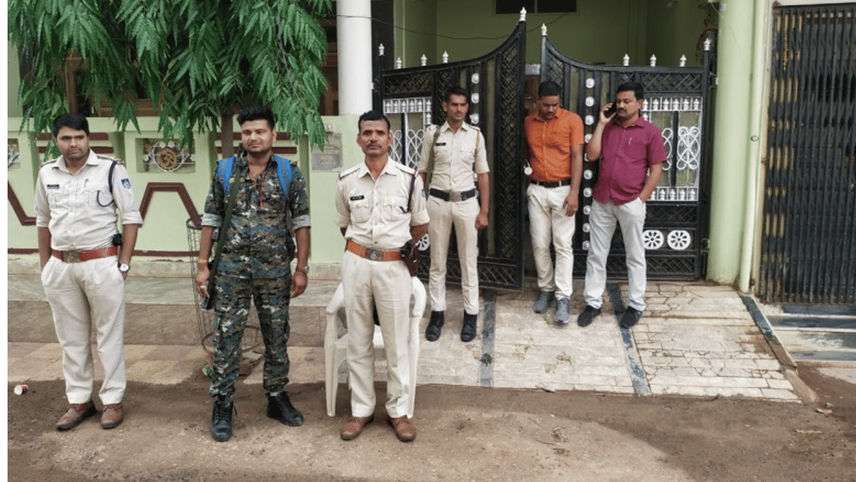 MP News: Lokayukta raids on three locations of assistant eye doctor posted in Aaron Dispensary, Guna