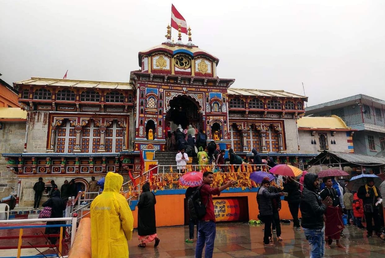 Pilgrims' line stretched for two km amidst rain