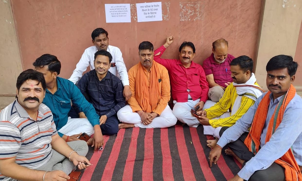 Hathras: The members staged a sit-in to get the complete construction of the wedding hall