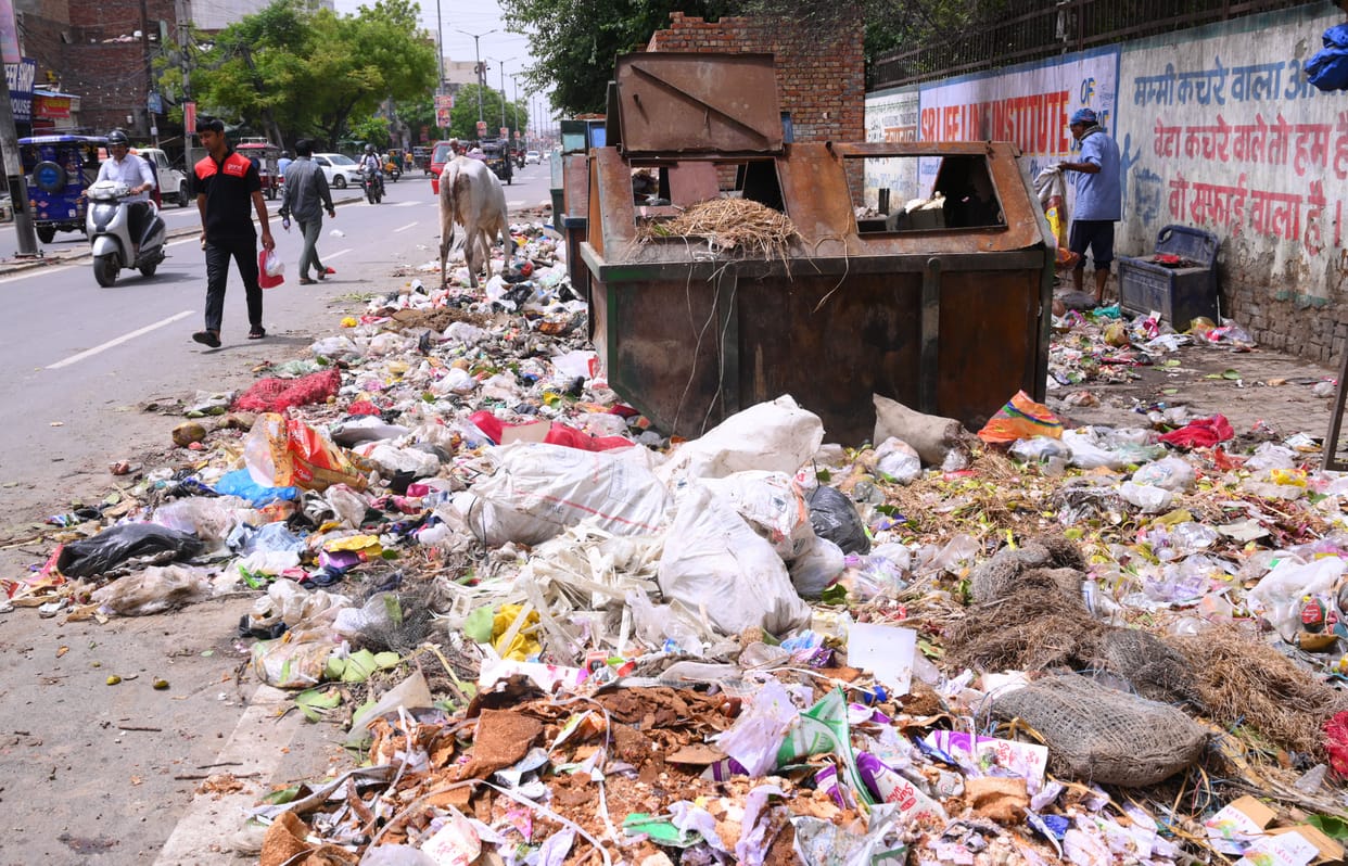 The situation worsened by the strike, the city littered with 40 tons of garbage