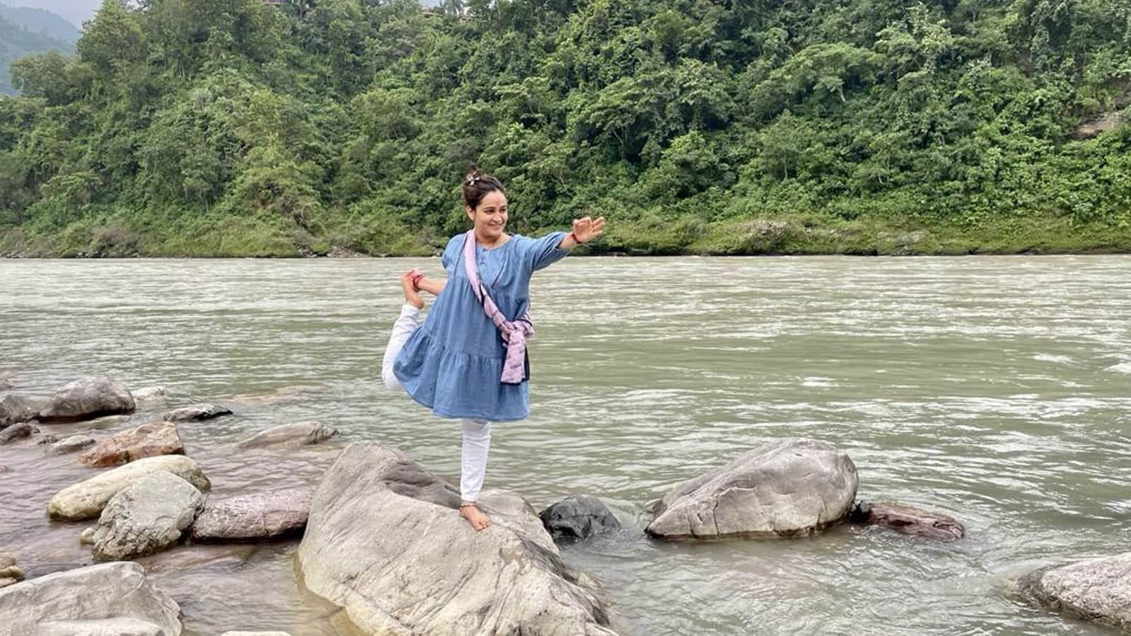 SP Neta Mulayam Singh Daughter in Law Aparna Yadav Photos Went Viral on Social Media News in Hindi