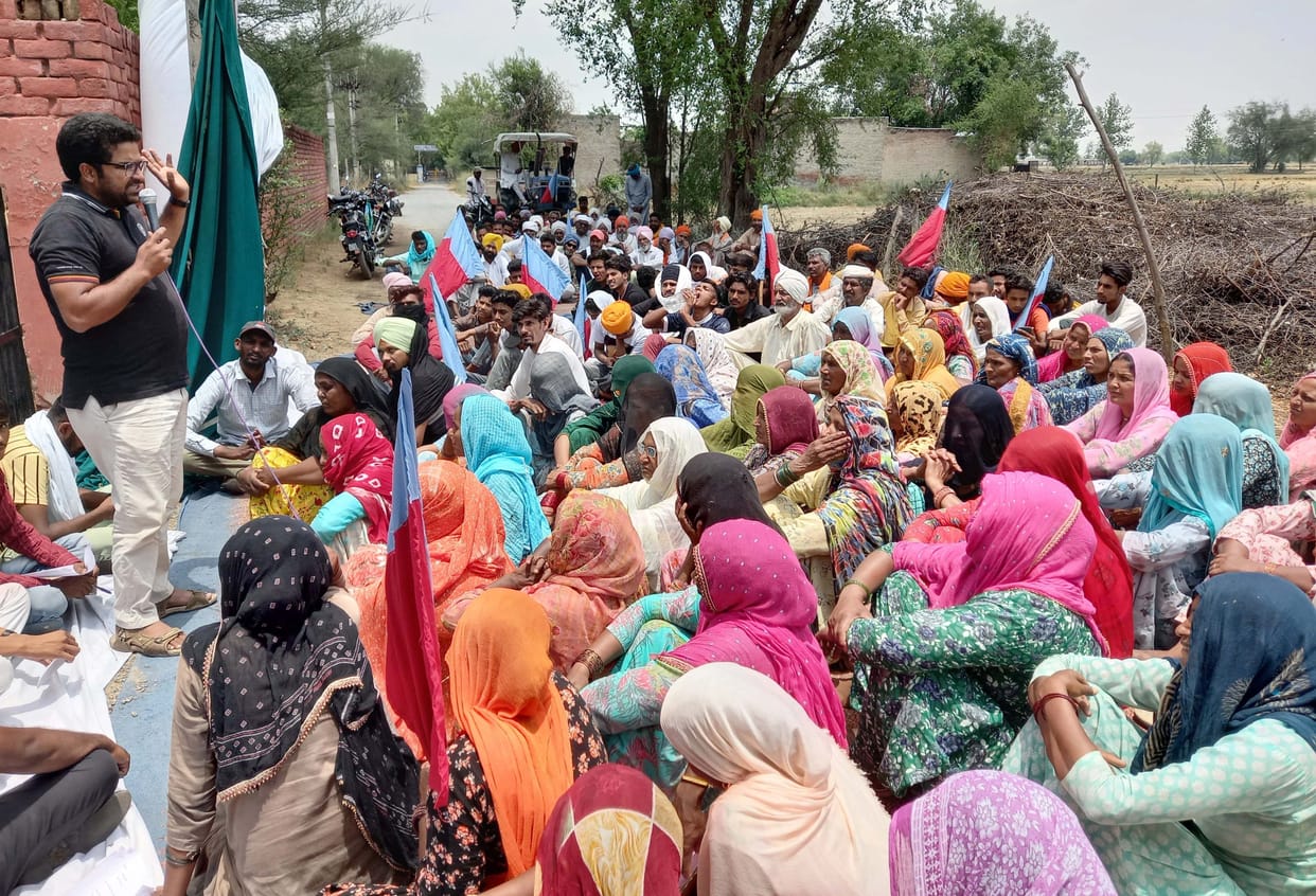 Protest at BEO office for seven hours, sloganeering by gatebandi