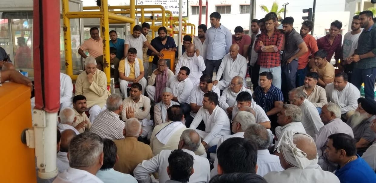 Administrative officers are under pressure from the government, former minister Karan Singh Dalal alleges, people of Bhankpur and Prithla sitting on dharna in protest against toll removal