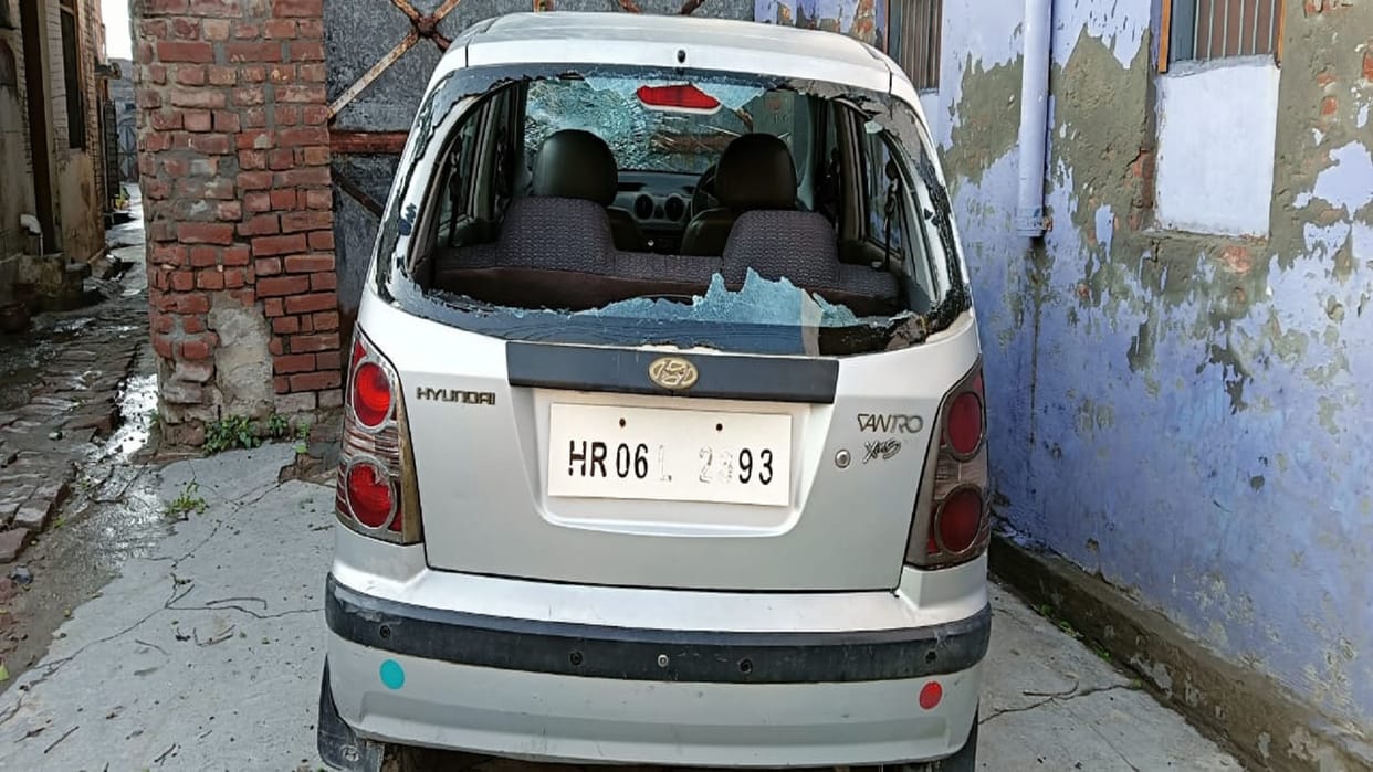 miscreant broke the glass of four vehicles, pelted stones in the house In Panipat