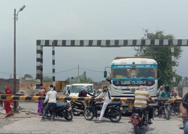 The crossing remained closed for one and a half hours, jammed
