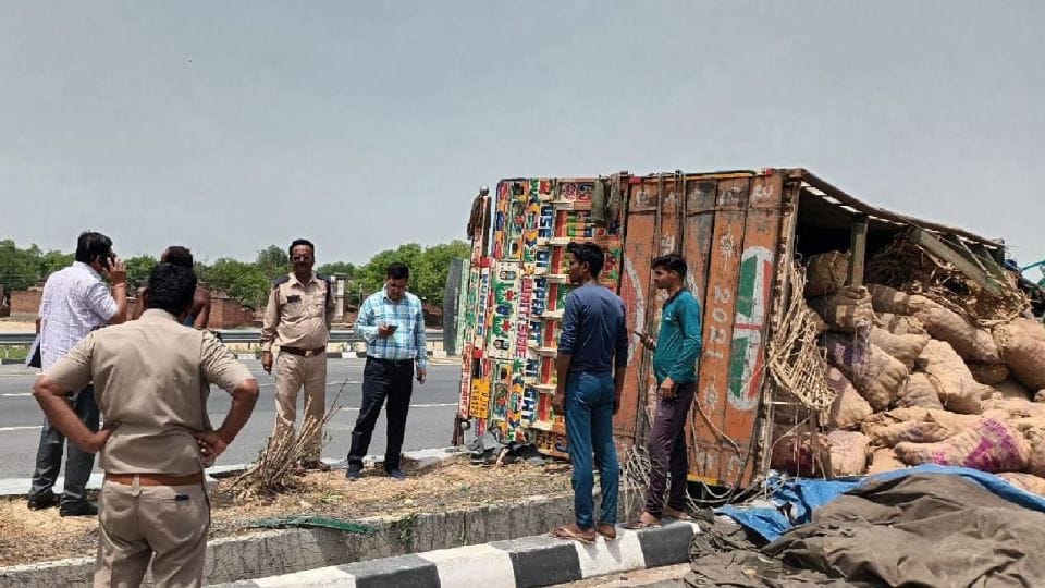 two women killed after potato loaded truck and tractor-trolley overturned on Agra Lucknow Expressway
