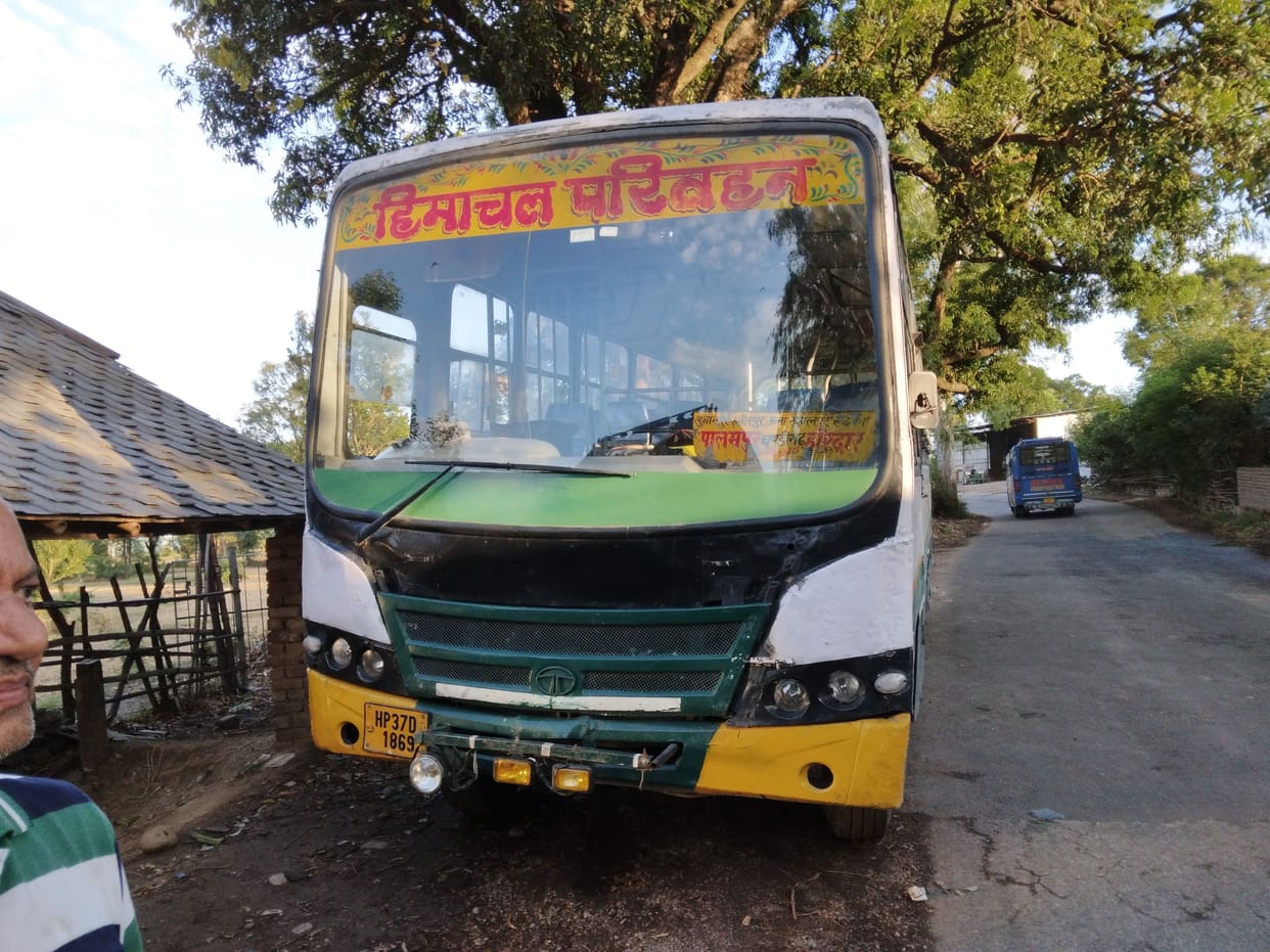 The corporation's bus going to Palampur-Haridwar gasped in Rangas
