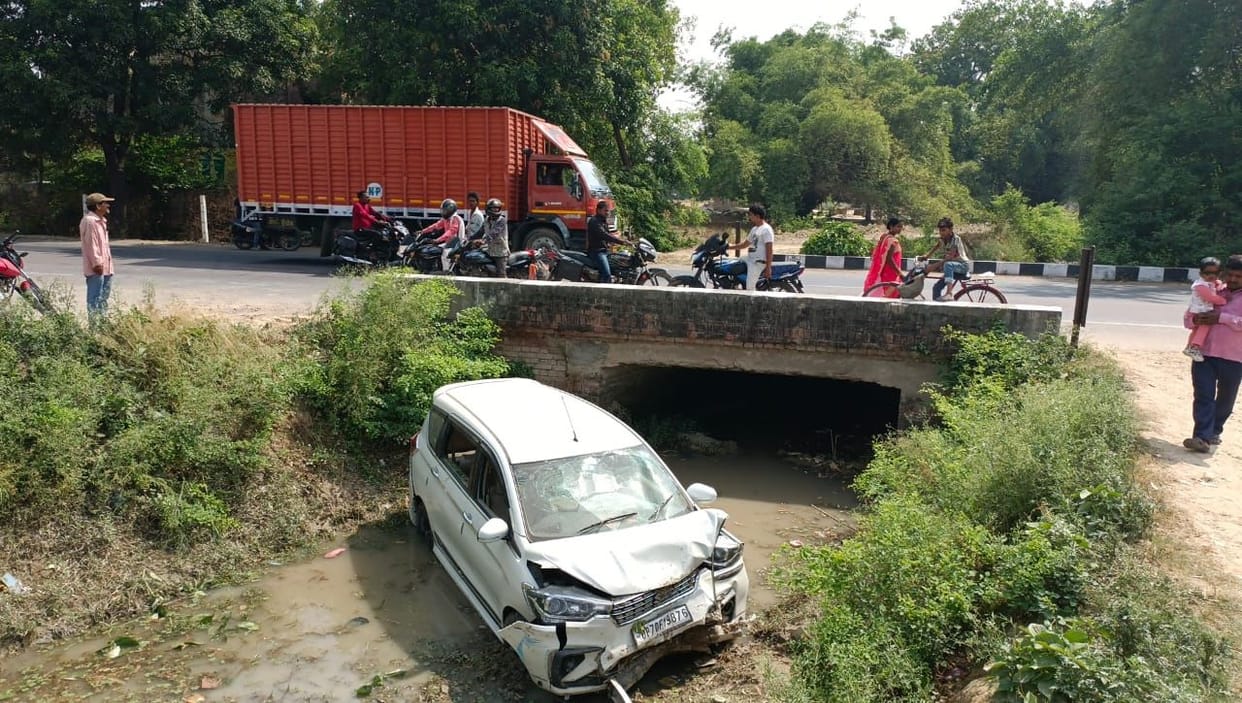 Uncontrolled car overturns in canal, eight people injured