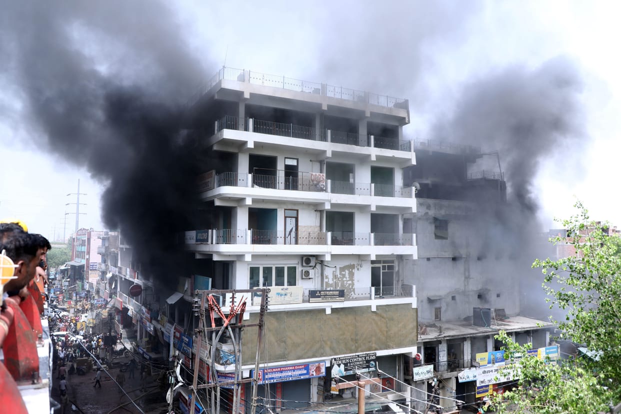 Fire broke out in Nithari's market complex, 10 shops burnt