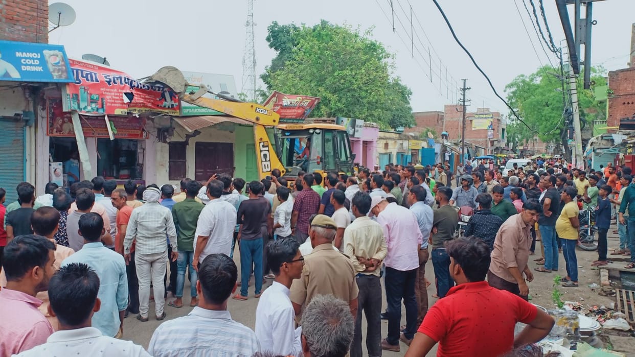 Bulldozers ran on the third day, fined many shopkeepers