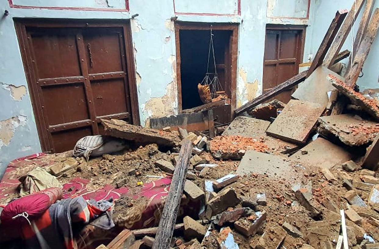 The roof of the house fell due to rain in Deoband, Shayar Abdullah Rahi injured