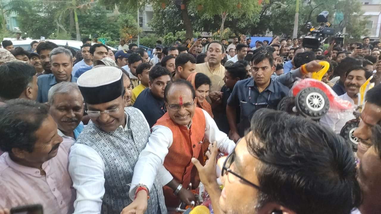 Madhya Pradesh: CM Shivraj came out with a handcart in Bhopal, collected toys for children