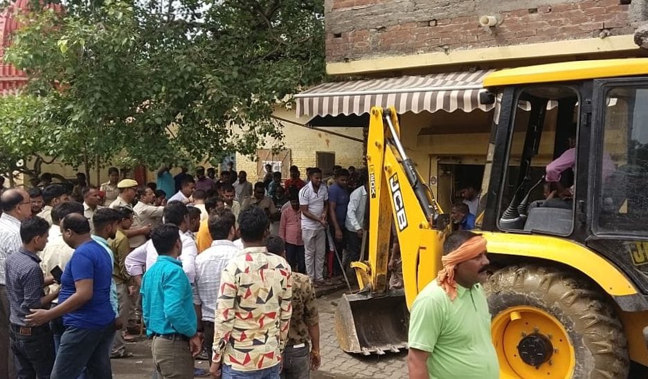 Encroachment removed in Tilhar, clashes with traders