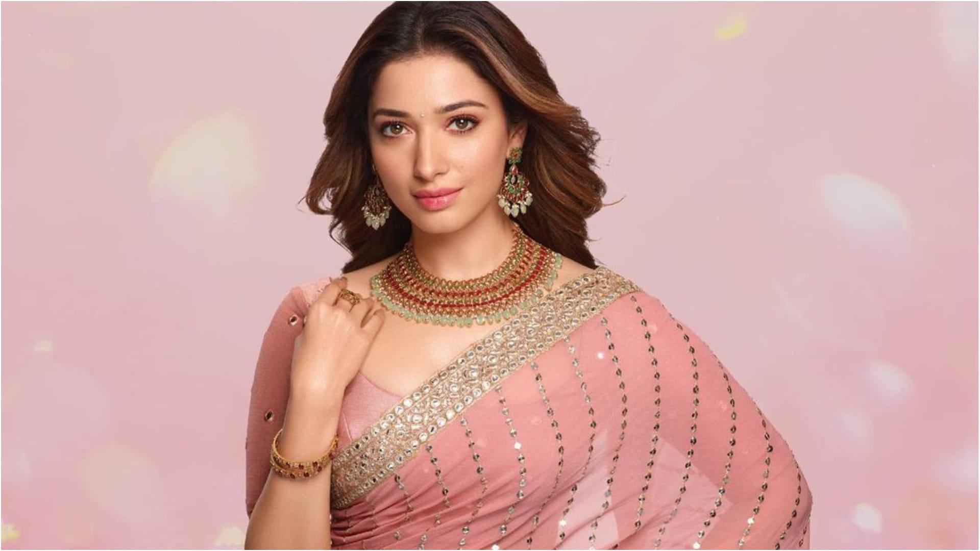 tamannaah bhatia looks stunning in saree pic