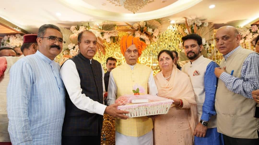 Chief Minister Jairam congratulated Dhumal by touching his feet.