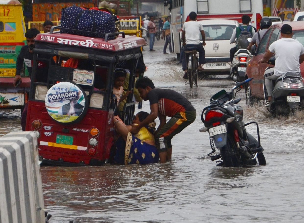 Delhi: Before monsoon, storm and rain showed trailer, trees fell and jammed