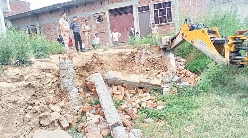 Administration's bulldozer ran in Chand Colony