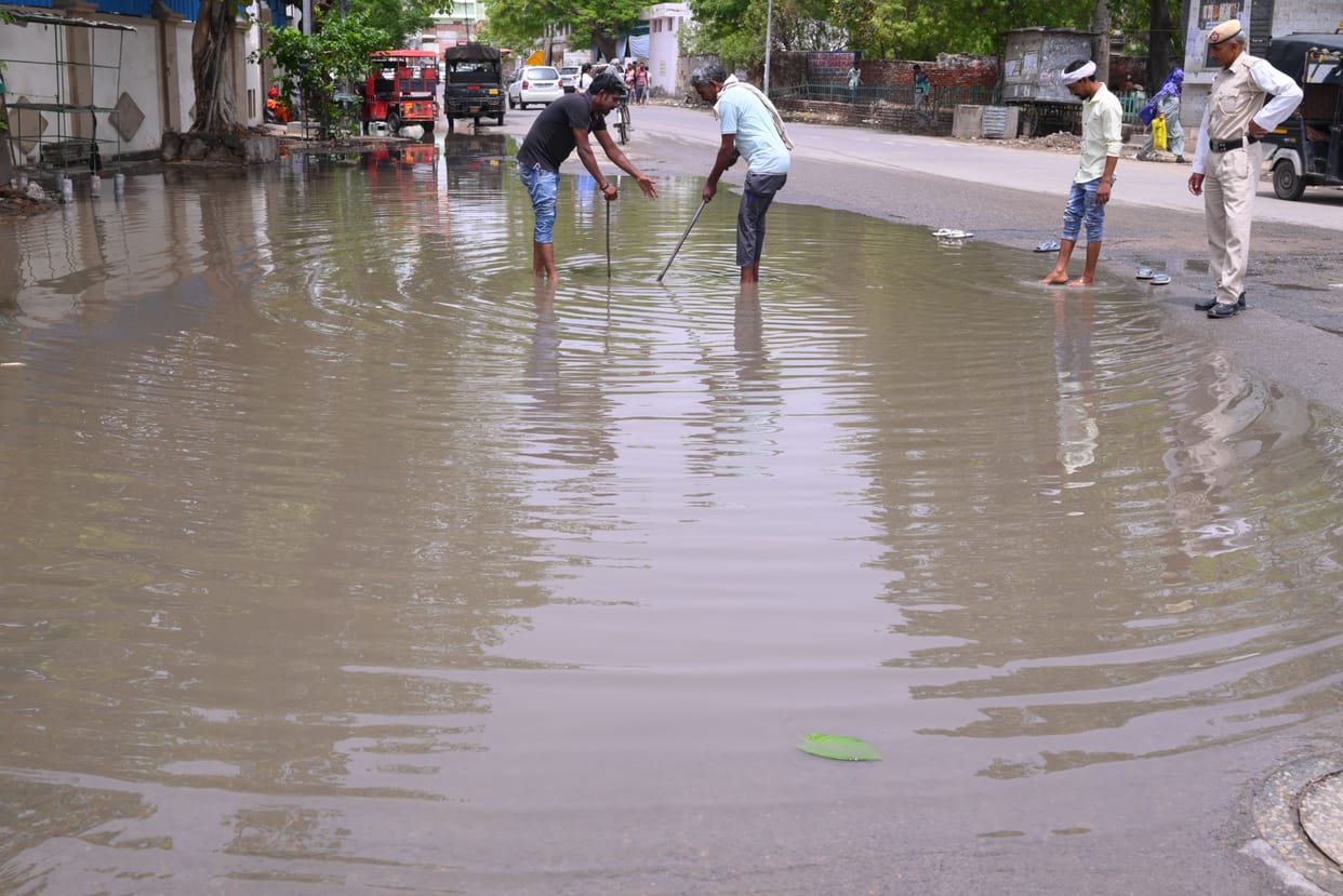Trees and poles uprooted by a storm at a speed of 50 km, electricity stalled, drinking water supply could not be done