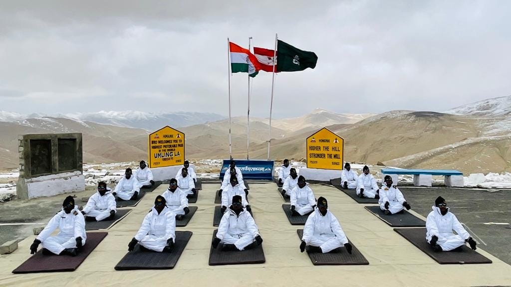 beautiful photos of Army soldiers did yoga in Eastern Ladakh