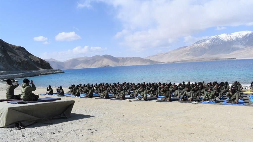 beautiful photos of Army soldiers did yoga in Eastern Ladakh