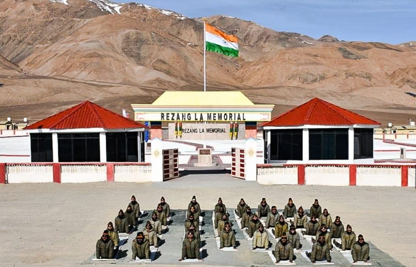 beautiful photos of Army soldiers did yoga in Eastern Ladakh