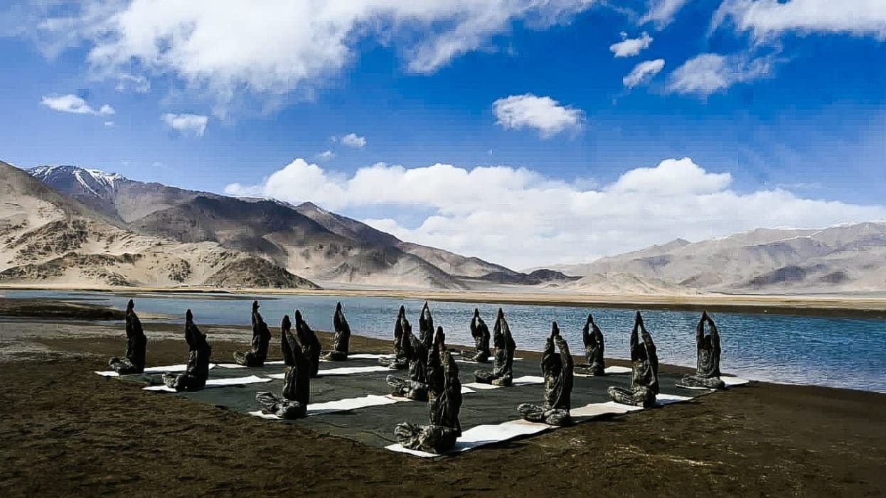 beautiful photos of Army soldiers did yoga in Eastern Ladakh