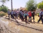 नांधा राजकीय स्कूल के रास्ते पर भरा पानी और गुजरते विद्यार्थी।