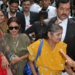 अदालत से बाहर वादी पक्ष के लोग