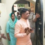 अदालत परिसर से बाहर आते जितेंद्र सिंह बिसेन और उनकी पत्नी
