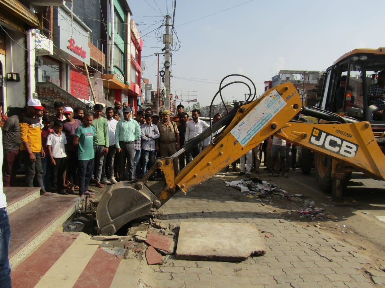 Traders' protest bypassed, bulldozers roared