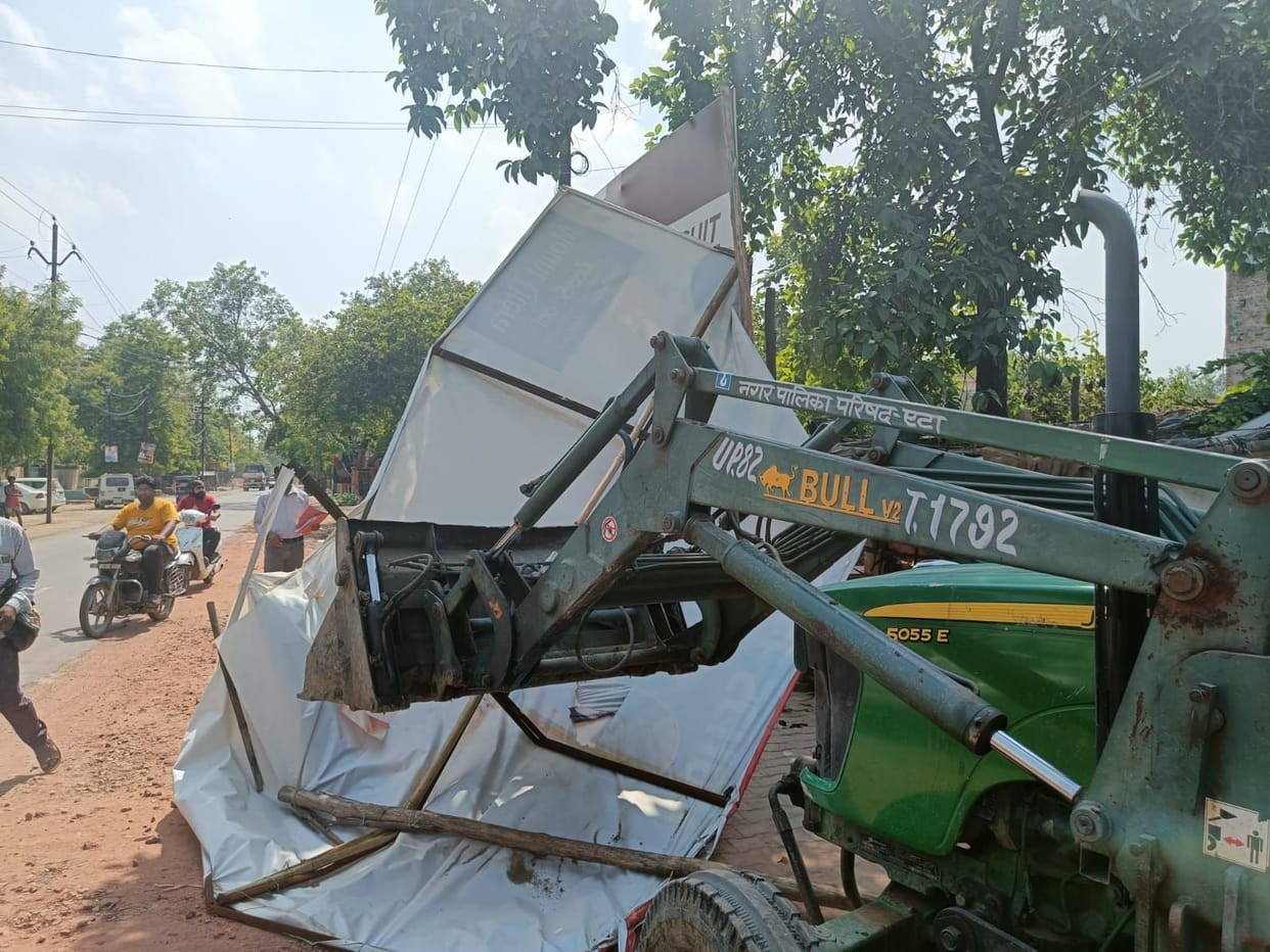 Encroachment removed on Agra Road and Nidhauli Road, fine recovered