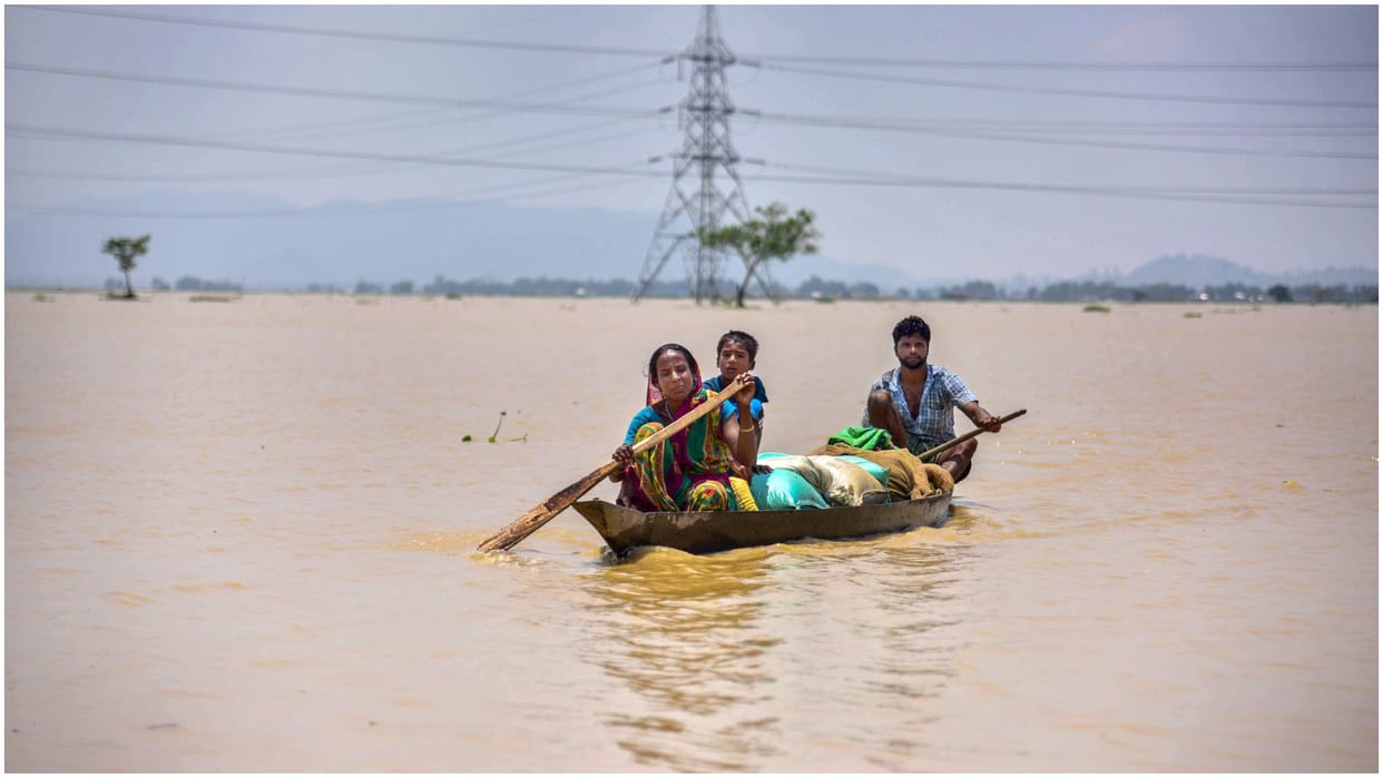 Flood situation in Assam remains grim as two more die and more than 5 lakh people affected news in Hindi