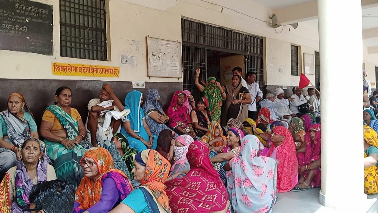 Hathras: Demonstration against land mafia, demanding action from MP