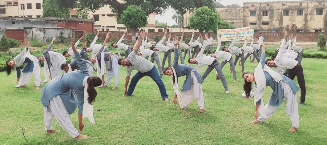 Tips to stay healthy given to students by practicing yoga