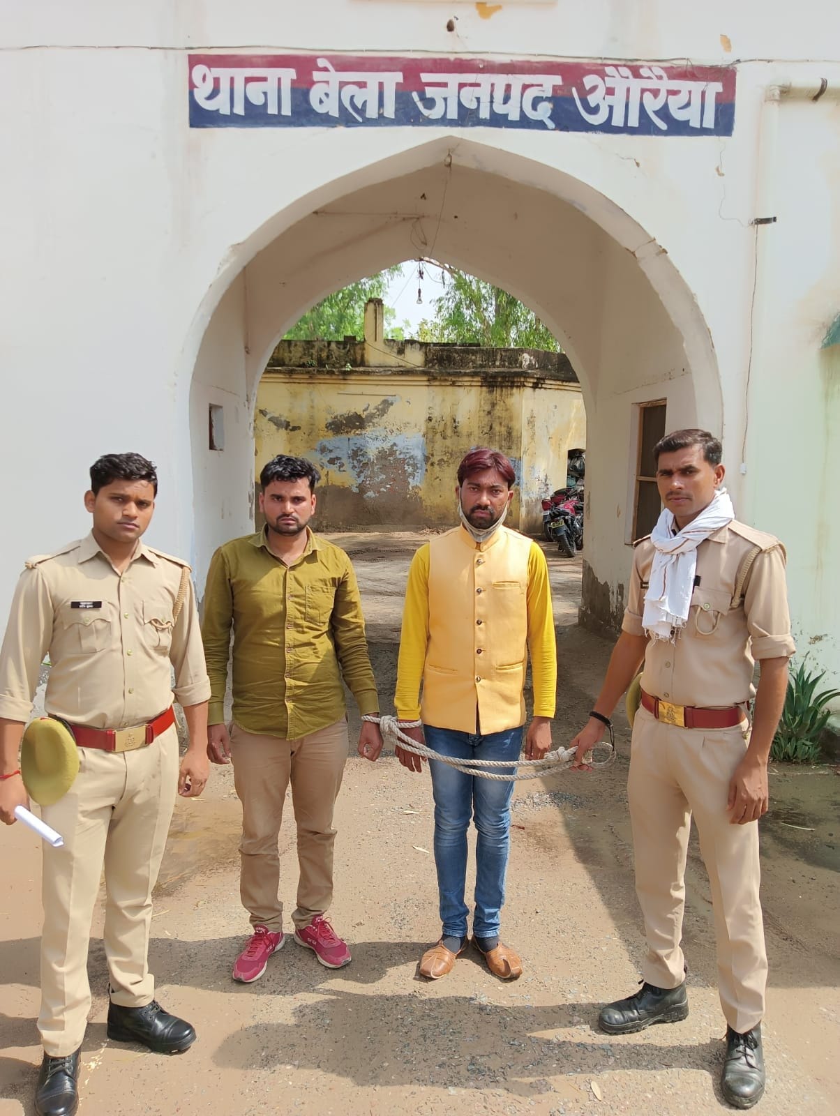 Former block chief and companion arrested for assault and robbery with constable