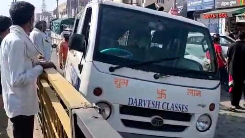 Axle of van carrying girl students to coaching center broken in Fatehabad